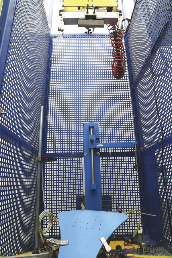 N 1621-2 沖擊試驗設備發(fā)布前的路緣石撞擊器.png